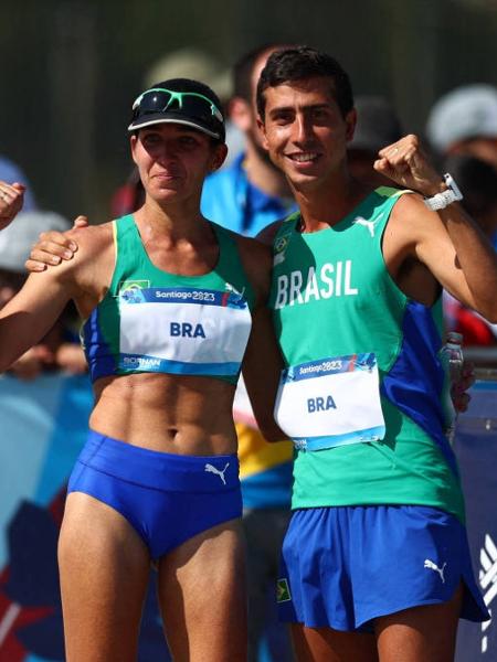 Viviane Lyra e Caio Bonfim celebram a conquista do bronze no revezamento misto da marcha atlética nos Jogos PanAmericanos de Santiago 