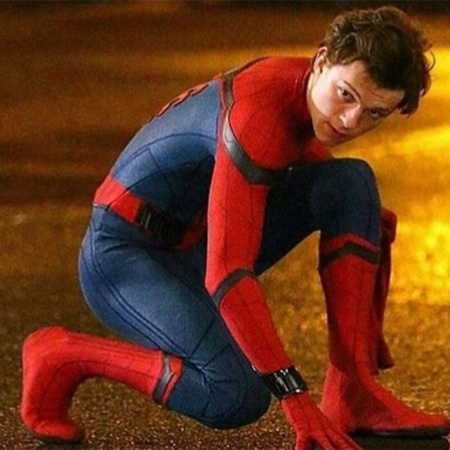 Tom Holland com o uniforme do Homem-Aranha - Divulgação