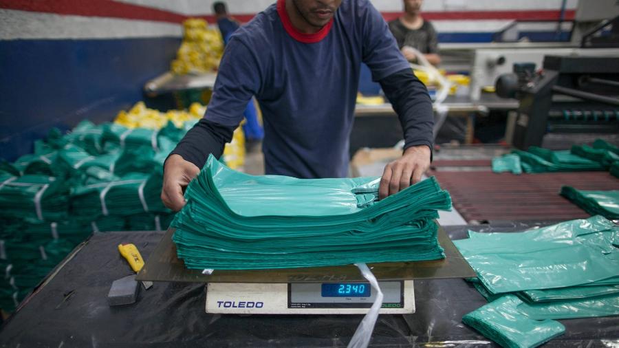 Funcionário de fábrica de embalagens pesa sacolas plásticas; produção industrial recuou em oito dos 15 locais pesquisados pelo IBGE - Alessandro Shinoda/Folhapress