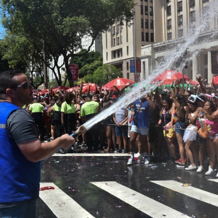 Foliões são refrescados com jatos de água no Bloco da Anitta