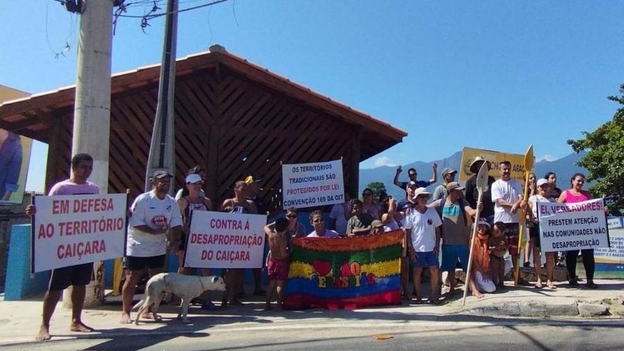 Moradores fizeram ato no domingo (21) contra os decretos de desapropriação de moradias na baía do Araçá, em São Sebastião, litoral norte de São Paulo