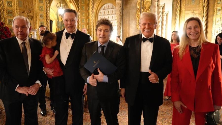 O presidente da Argentina, Javier Milei, com Elon Musk e o presidente eleito dos EUA, Donald Trump