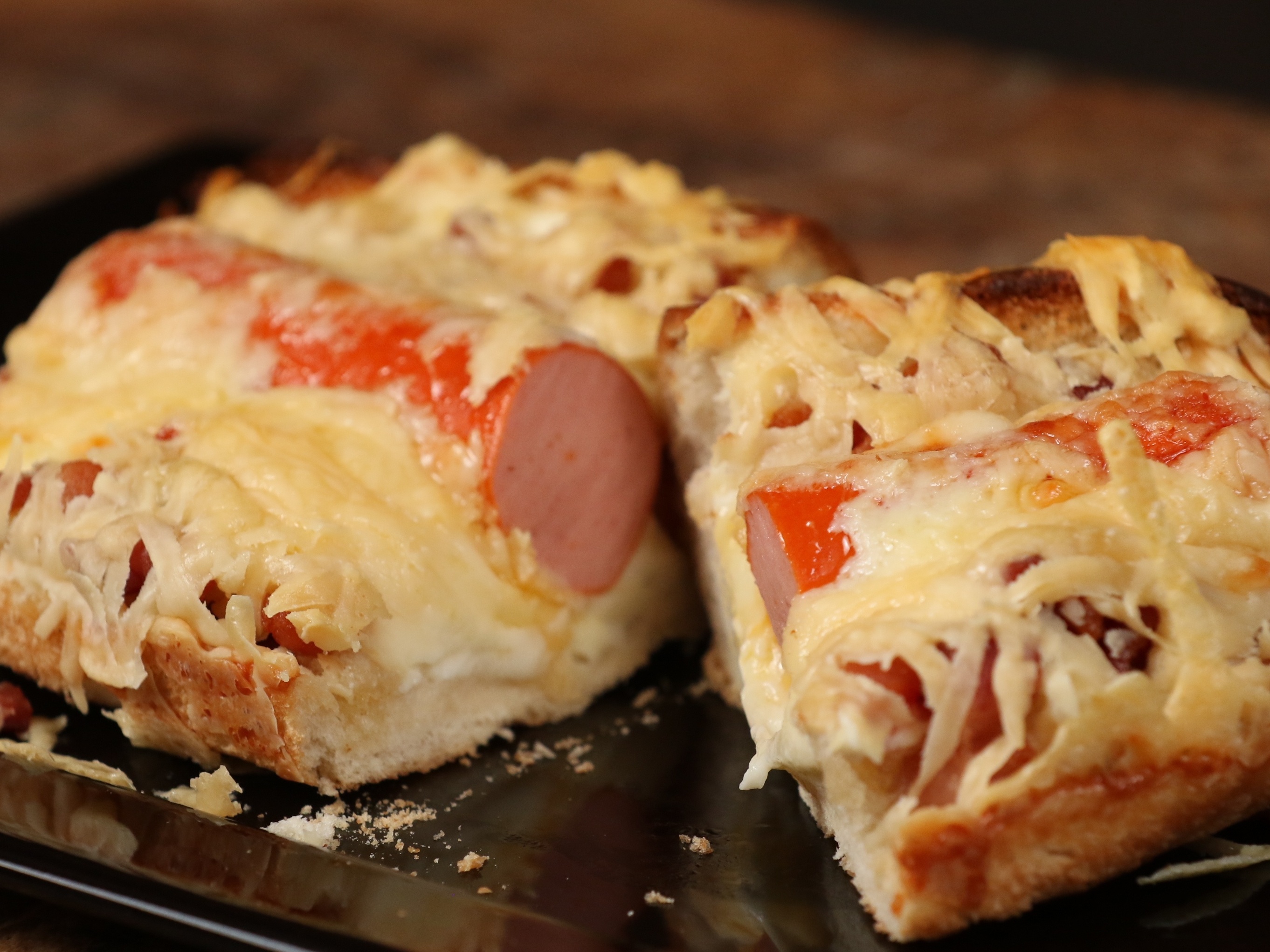 Cachorro-quente assado com massa de pão (hot dog sírio) ou