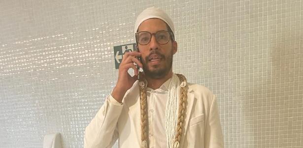 O advogado Gustavo Coutinho 30 com trajes candomblecistas