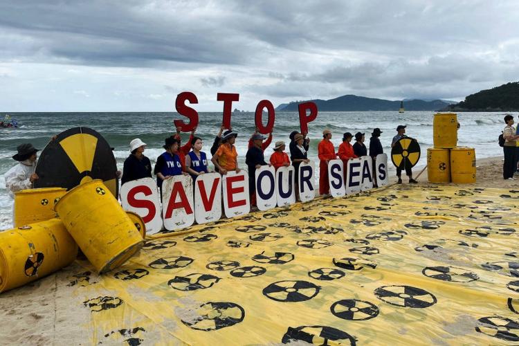Manifestantes protestam na Coreia do Sul contra despejo de água da usina de Fukushima