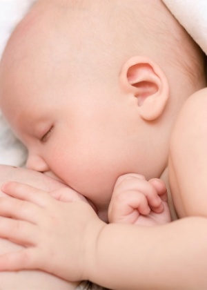 Os bebês vomitam com frequência porque eles têm uma dieta apenas de líquidos. Eles têm um esfíncter esofágico imaturo, que não fecha totalmente a passagem entre o estômago e o esôfago - Thinkstock