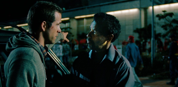 Ryan Reynolds e Denzel Washington em cena de "Protegendo o Inimigo", de Daniel Espinosa - Divulgação