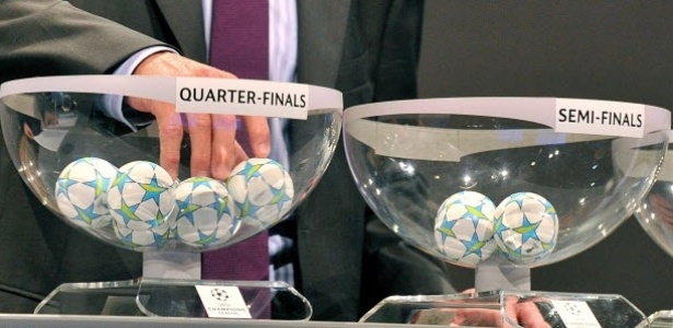 Ex-jogador alemão Paul Breitner faz sorteio das quartas de final da Liga dos Campeões - Sebastien Feval/AFP