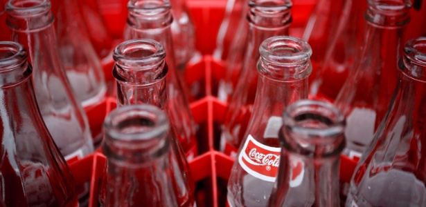 Garrafas de Coca-Cola em bar da zona oeste de São Paulo, onde o refrigerante está em falta - Leandro Moraes/UOL