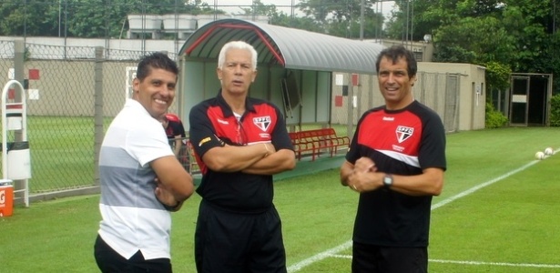 O auxiliar-técnico da seleção, Sidnei Lobo, conversa com Emerson Leão e Milton Cruz - Site Oficial/saopaulofc.net