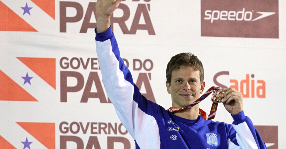 Cesar Cielo recebe a medalha de ouro pela vitória nos 100m livre do Sul-Americano de Esportes Aquáticos
