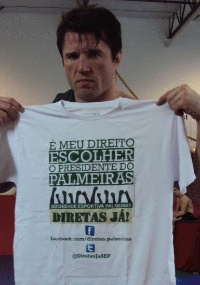 Chael Sonnen segura camisa e pede eleições presidenciais diretas no Palmeiras