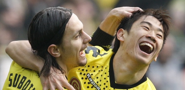 Kagawa (d.) marcou o gol da vitória do Borussia Dortmund contra o Werder Bremen - AP Photo/Michael Probst