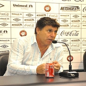Técnico Juan Carrasco diz que Atlético jogou bem e expulsão de Guerrón prejudicou o time  - Divulgação/Atlético-PR