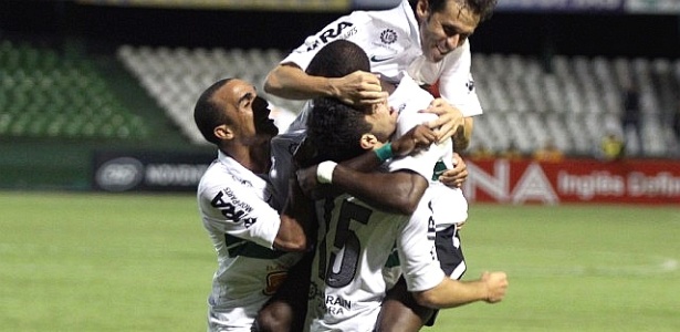 Jogadores comemoram o segundo gol do Coritiba, na virada sobre Paranavaí - Divulgação/Coritiba 