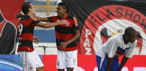 Kleberson e Paulo Sergio comemoram gol do Flamengo em jogo contra o Friburguense - Divulgação/Flamengo