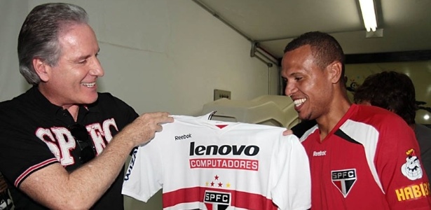 Após vitória sobre o Santos, Luis Fabiano presenteou Roberto Justus com sua camisa - Rubens Chiri / saopaulofc.net