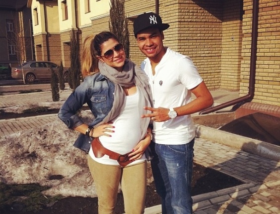 Dani Souza, grávida de três meses, posa ao lado do namorado Dentinho. A modelo e o jogador se casaram e tiveram seu primeiro filho em 2012