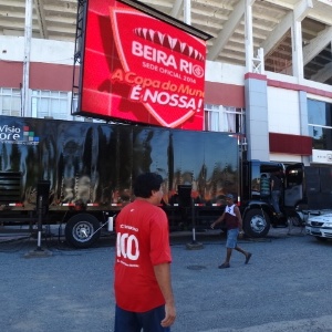 Telão foi instalado do lado de fora do local onde contrato será assinado pelo Inter e A. Gutierrez