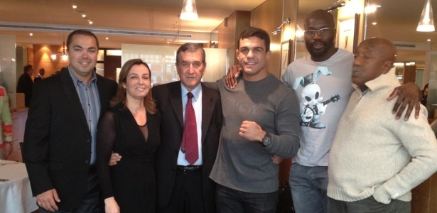 Vitor Belfort posa com o técnico Parreira e o lutador Cheick Kongo na França - Reprodução/Twitter