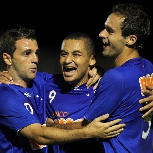 Jogadores do Cruzeiro comemoram gol na goleada sobre a Caldense por 5 a 0 no último domingo - Gaspar Nóbrega/Vipcomm