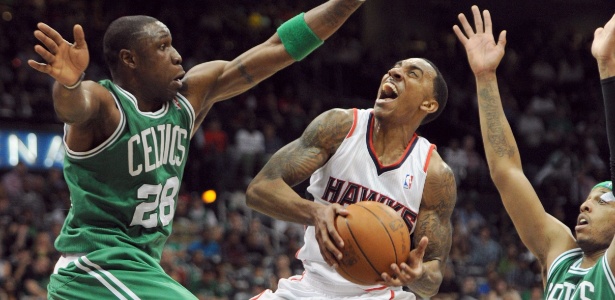 O armador Jeff Teague, do Atlanta Hawks, salta em duelo contra o Boston Celtics - EFE/Erik S. Lesser