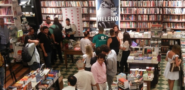 Relançamento do livro "Nunca houve um homem como Heleno" teve mais de 200 pessoas - Bernardo Gentile/UOL Esporte