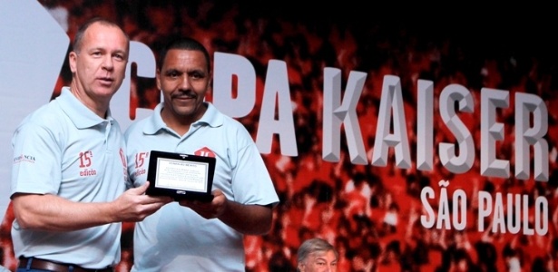 Tião recebe homenagem do ex-técnico da seleção brasileira Mano Menezes, em 2012