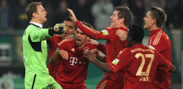 Goleiro do Bayern, Manuel Neuer, comemora vaga na final da Copa da Alemanha - Patrik Stollarz/AFP