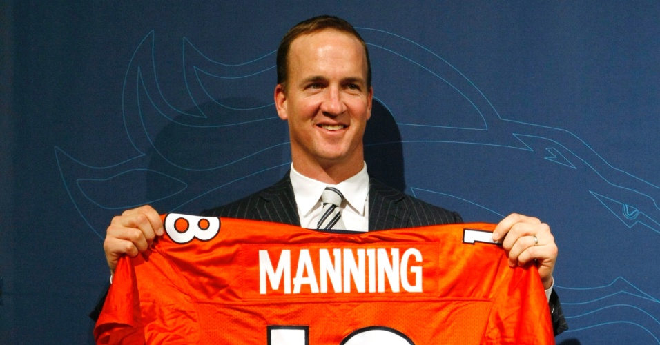 O quarterback Peyton Manning é apresentado pelo Denver Broncos (21/03/2012)