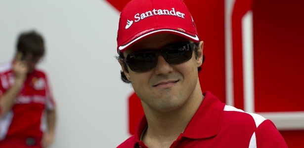 Felipe Massa sorri na chegada a Sepang para o GP da Malásia: pressão na Ferrari - Saeed Khan/AFP