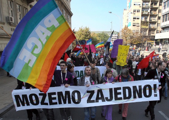 Membros da comunidade gay da Sérvia protestam em Belgrado (10/10/10) - AP