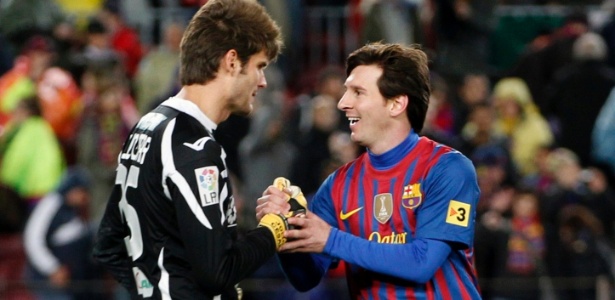 Pelo Granada-ESP, Julio cumprimenta Messi após recorde pelo Barcelona, em 2012 - Gustau Nacarino/Reuters