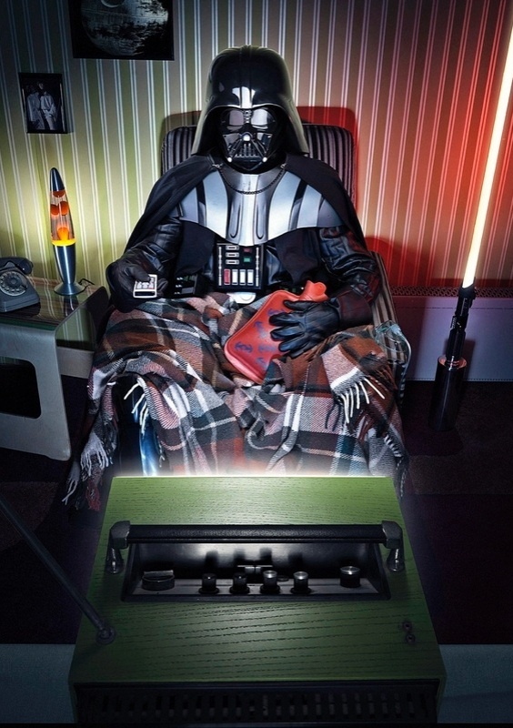 Darth Vader desistiu de ser do mal e aproveita algumas horas em frente a TV para o projeto "Horror Vacui", o fotógrafo italiano Federico Chiesa imaginou como seriam os vilões de clássicos do terror na velhice. A maquiagem fiel dos personagens Carolina Trotta.  - Reprodução/Behance/Federico Chiesa