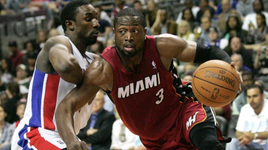 Dwayne Wade, do Miami Heat, infiltra contra a defesa de Ben Gordon, do Detroit Pistons - Rebecca Cook/Reuters
