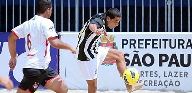 Jogador do Santos durante disputa do Campeonato Brasileiro de futebol de areia