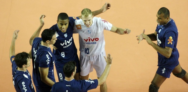 Jogadores do Vivo/Minas comemoram ponto da equipe no duelo contra a Cimed/Sky - Alexandre Arruda/CBV