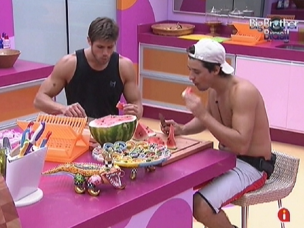 Jonas e Fael comem melancia juntos na cozinha (23/3/12)