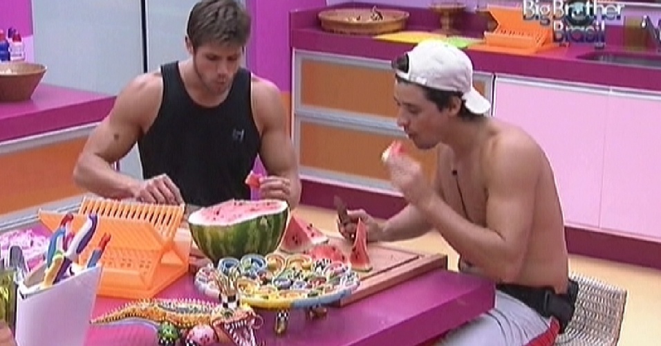 Jonas e Fael comem melancia juntos na cozinha (23/3/12)