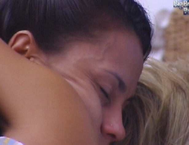 Kelly e Fabiana se abraçam após conversa (23/3/12)