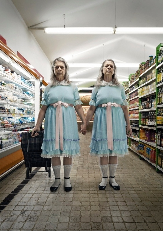 As gêmeas de "O Iluminado" fazem compras no supermercado, mas ainda têm cara de malvadas. No projeto "Horror Vacui", o fotógrafo italiano Federico Chiesa imaginou como seriam os vilões de clássicos do terror na velhice. A maquiagem fiel dos personagens Carolina Trotta.  - Reprodução/Behance/Federico Chiesa