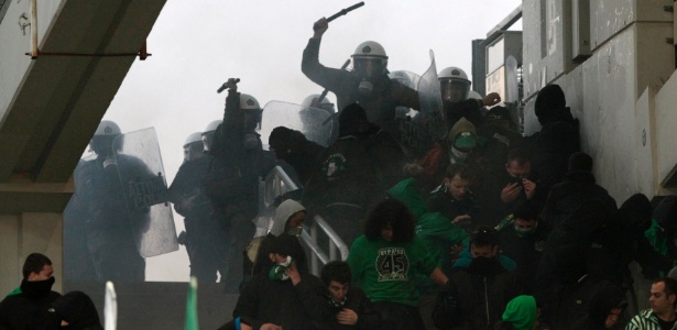 Torcedores do Panathinaikos se envolvem em confusão com a polícia - Yorgos Karahalis/Reuters