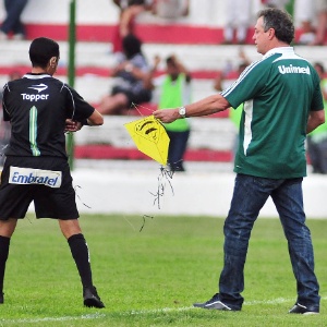 Abel Braga retira pipa do campo em Moça Bonita, na vitória do Fluminense sobre o Bonsucesso - Agência Photocamera