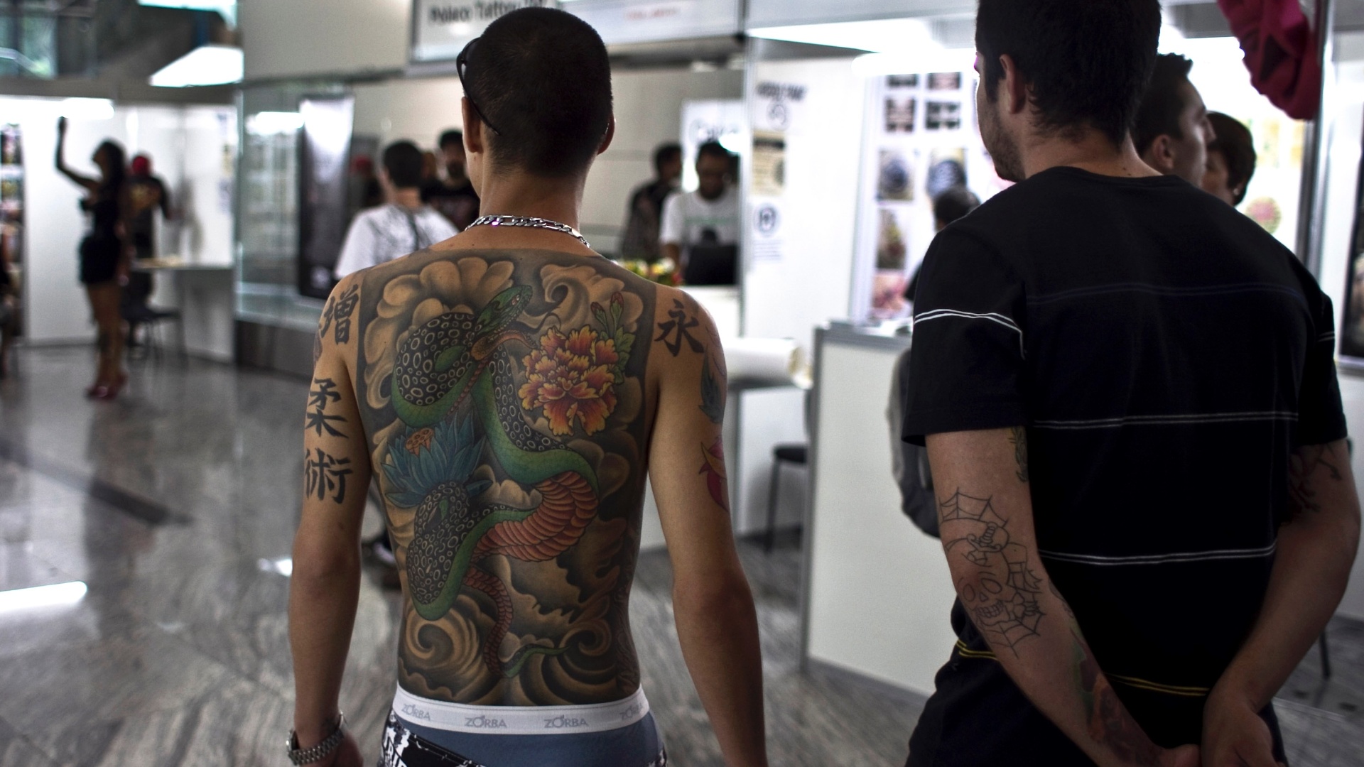 Admiradores de tatuagem circulam pela sétima edição do "São Paulo Tattoo Festival". (24/3/2012) - Leandro Moraes/UOL