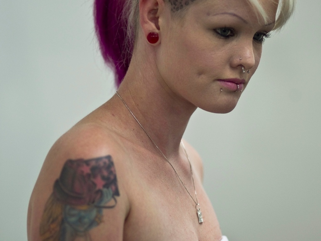 Body piercer Maiara Cristina, 20, na sétima edição do "São Paulo Tattoo Festival". (24/3/2012) - Leandro Moraes/UOL