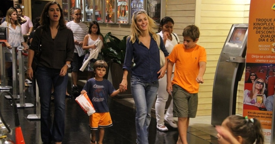 Carolina Dieckman com os filhos José e Davi passeiam no shopping no Rio de Janeiro. (24/3/2012)