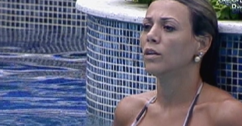Fabiana aproveita piscina sozinha (24/3/12)