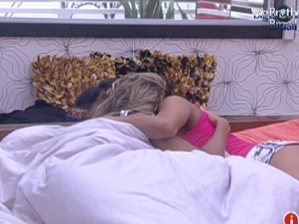 Kelly abraça Fabiana no quarto do líder (24/3/12)