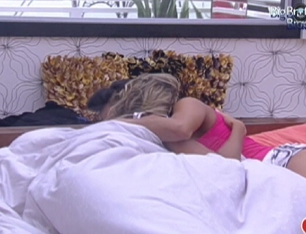 Kelly abraça Fabiana no quarto do líder (24/3/12)