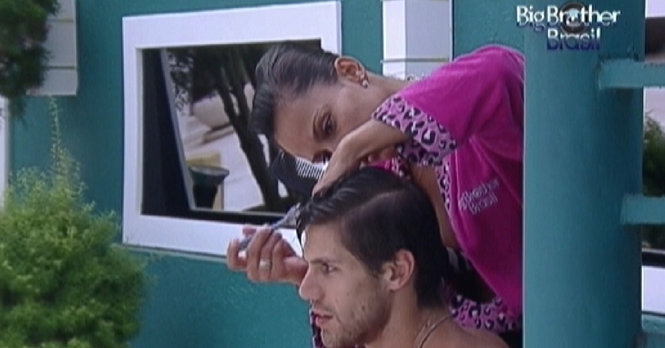 Kelly usa lâmina de barbear para cortar cabelo de Jonas (24/3/12)